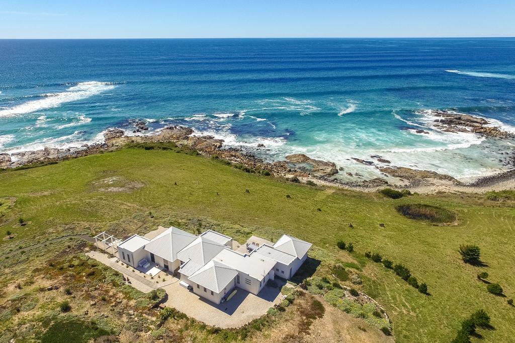 Saltwater - Absolute Oceanfront, Fire Pits, Some Villas With Hot Tubs And Sauna Falmouth الغرفة الصورة